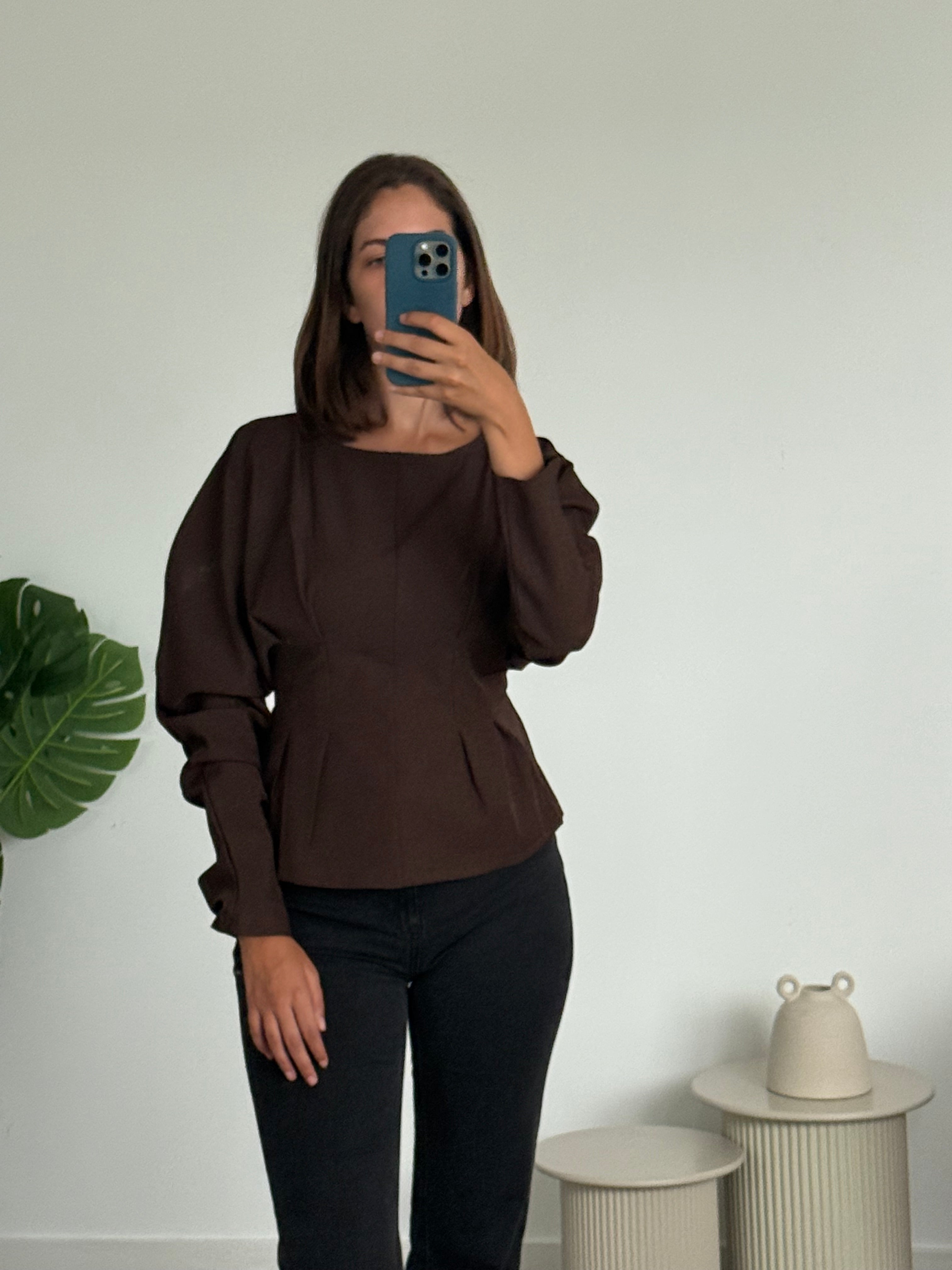 Blouse ajustée marron avec manches bouffantes
