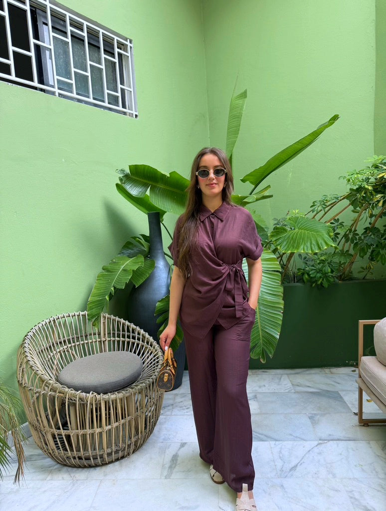 Ensemble chemise et pantalon marron avec n
Hoeud